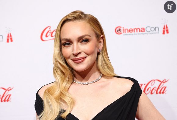 Sa réponse ? Une hygiène de vie saine et une routine de soins de peau bien huilée.