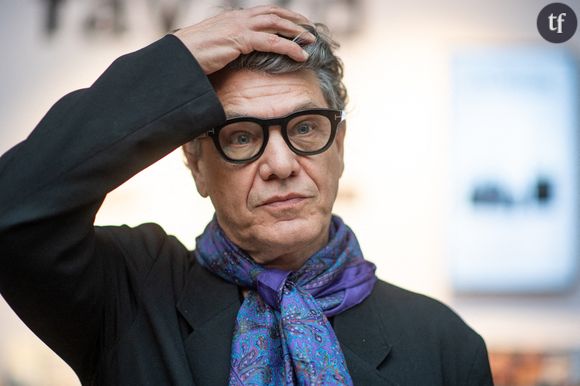 Dans une interview accordée à Paris Match en novembre dernier, Marc Lavoine expliquait que ces démonstrations d’affection répondaient parfois aux sollicitations des photographes. "Ils nous ont demandé de nous embrasser dès la sortie du taxi. Alors on l’a fait, pour leur faire plaisir", avait-il déclaré. Et d'ajouter, loin de s'excuser : "On aime s’embrasser. Et puis, si c’était le dernier jour de ma vie, je serais heureux de l’avoir embrassée".