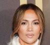 Pour son premier Noël depuis son divorce avec Ben Affleck en janvier 2025, J Lo a mis les petits plats dans les grands. "La perfection des fêtes ! Tout simplement époustouflante", "Beauté, élégance et magie de Noël réunies", "Magnifique", "Cette femme est de plus en plus belle avec le temps", "Quel corps", "Trop sexy", ont commenté ses fans.