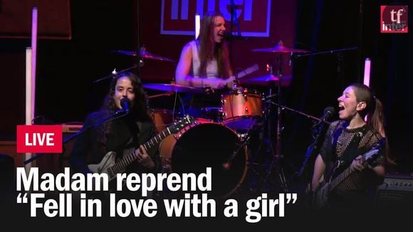 "Je préfère en rire mais on voit souvent ce genre de messages : « encore une qui se fou à poil pour se faire remarquer », « ta tenue dessert ton propos »", témoigne-t-elle dans un premier temps sur les images à retrouver ci-dessous. Et de poursuivre sur le même ton, avec une certaine jubilation : "… Alors on va pas s’attarder sur le fait que oui, je joue en soutif parce que je crève de chaud si je mets autre chose pendant nos concerts. Le vrai problème c’est que de toutes facons ça ne va jamais".