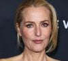 Gillian Anderson a la cinquantaine heureuse. 

Dans une toute nouvelle série d’entretiens pour L’oréal Paris relayée par le magazine féminin ELLE, la comédienne assume et revendique son statut de quinqua sexy.