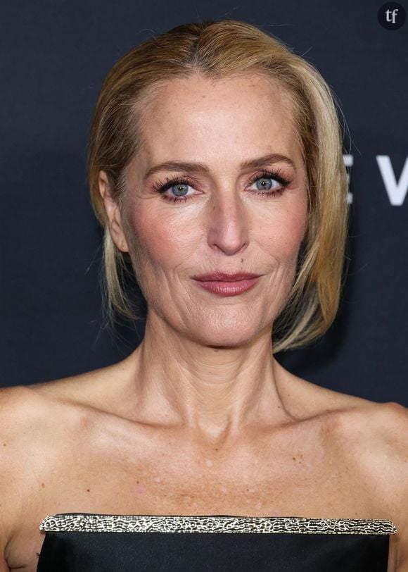 Gillian Anderson a la cinquantaine heureuse. 

Dans une toute nouvelle série d’entretiens pour L’oréal Paris relayée par le magazine féminin ELLE, la comédienne assume et revendique son statut de quinqua sexy.