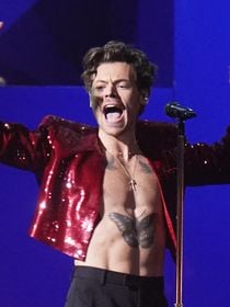 "Il est beau car il respecte les femmes" : cette popstar et "mec déconstruit" est de retour et ses fans expliquent ce qui le rend "craquant"