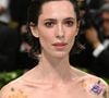 Rebecca Hall s'était  excusée en 2018 pour avoir travaillé avec Woody Allen dans Un jour de pluie à New York. Mais elle le regrette aujourd'hui, et explique pourquoi : "Je ne pense pas que ce soit la responsabilité de ses acteurs de parler de cette situation"