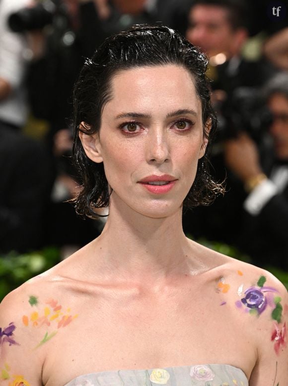 Rebecca Hall s'était  excusée en 2018 pour avoir travaillé avec Woody Allen dans Un jour de pluie à New York. Mais elle le regrette aujourd'hui, et explique pourquoi : "Je ne pense pas que ce soit la responsabilité de ses acteurs de parler de cette situation"