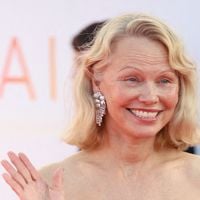 "Je vais tomber amoureuse encore et encore" : Pamela Anderson réagit aux accusations de faux couple avec Liam Neeson