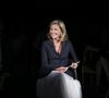 Claire Chazal poursuit de manière apaisée : "Ce n’est pas très grave parce que des vies s’organisent autrement. On peut être une femme seule et entourée aussi, et vivre à sa guise, comme on a envie de le faire". L'animatrice tient à briser un grand impensé.