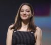 Marion Cotillard dévoile des selfies avec de grandes stars américaines afin de teaser son arrivée inattendue dans ce show très aimé des aficionados de séries télé...