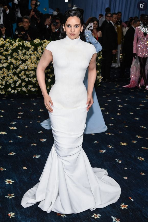 De celle qu'incarne une célébrité comme Dakota Johnson : à l'écoute des nouvelles tendances (Rosalia à l'instar de Dakota a également déjà arboré la naked dress, pour ne citer que cela) tout en privilégiant une forme d'épure et de classicisme bienvenu.