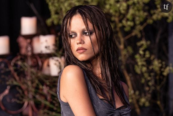 Topless sur le tapis rouge, Jenna Ortega rend hommage à une icône des années 90 avec une robe-bijou incroyable !