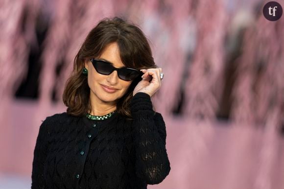 Perchée sur des cuissardes, moulée dans une robe qui s'ouvre sur un body ou sculpturale dans une robe en cuir noire, la muse d'Almodovar est à couper le souffle.