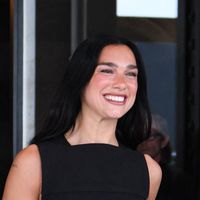 Une souplesse légendaire : Dua Lipa sportive et sexy sur cette session yoga dévoilée sur Instagram