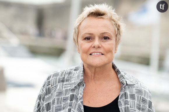 Muriel Robin qui retire son haut et se couvre de boue afin de s’acclimater aux traditions ancestrales profondément ancrées des femmes Himbas. Cette scène est mémorable, elle est issue de l’émission Rendez vous en terre inconnue. Les images qui en découlent, à retrouver ci contre, sont devenues cultes. Et tout à fait indissociables de l'histoire du programme de France 2. La comédienne aux côtés d’autres femmes qui lui semblent si lointaines, dévoilait à une heure de grande écoute sa poitrine afin de s’adapter aux us et coutumes de cette “terre inconnue” devenue dès lors beaucoup plus familière. Un geste spontané, sororal, très fort, qui est également une démonstration de féminisme, oui oui.