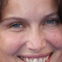 En robe décolletée "sidérante", Laetitia Casta est "plus belle et glamour que jamais" à 47 ans, défendent les internautes