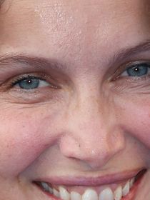 En robe décolletée "sidérante", Laetitia Casta est "plus belle et glamour que jamais" à 47 ans, défendent les internautes