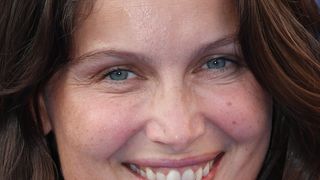 En robe décolletée "sidérante", Laetitia Casta est "plus belle et glamour que jamais" à 47 ans, défendent les internautes