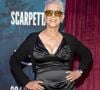 Jamie Lee Curtis revendique sa liberté et cela passe par son corps. Et ses looks. Sans pour autant opter pour la naked dress, cette robe toute en transparences qui dévoile indiscrètement formes, courbes et sous-vêtements, voire lingerie, l’actrice Américaine a privilégié une robe décolletée d’une grande sobriété qui parvient néanmoins à mettre en lumière la dimension pulpeuse de sa silhouette. Façon icône hollywoodienne d’antan, de ces reines de gala qui faisaient les gros titres.