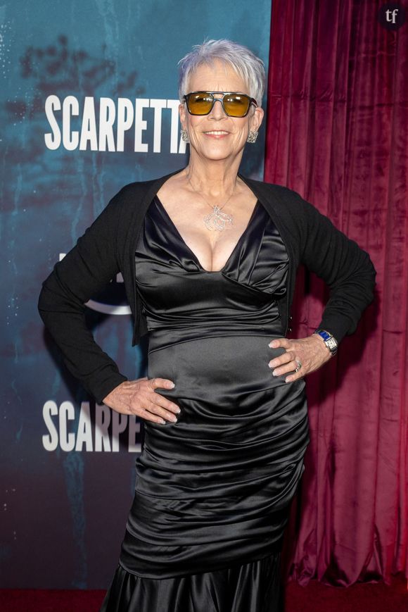 Jamie Lee Curtis revendique sa liberté et cela passe par son corps. Et ses looks. Sans pour autant opter pour la naked dress, cette robe toute en transparences qui dévoile indiscrètement formes, courbes et sous-vêtements, voire lingerie, l’actrice Américaine a privilégié une robe décolletée d’une grande sobriété qui parvient néanmoins à mettre en lumière la dimension pulpeuse de sa silhouette. Façon icône hollywoodienne d’antan, de ces reines de gala qui faisaient les gros titres.
