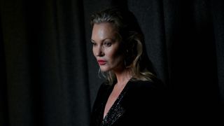 Kate Moss raconte ce shooting seins nus à 15 ans qui l'a traumatisée