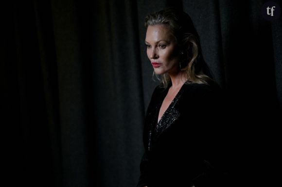 Kate Moss a démarré sa carrière de mannequin à l'âge de 14 ans, lorsque Sarah Doukas, fondatrice de Storm Management, l'a repérée dans un aéroport.