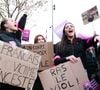 Ses collègues lui font alors des remarques depuis plusieurs mois... Les remarques de ses collègues, les voici : "On va prendre une douche ensemble ?" ou encore "On peut te réchauffer". Mais ils entrent également dans sa chambre sans frapper. Elle va osé porter plainte au commissariat, accompagnée d'un officier. Mais il n'y aura, après explications des concernés, ni sanction, ni rappel à l'ordre.
