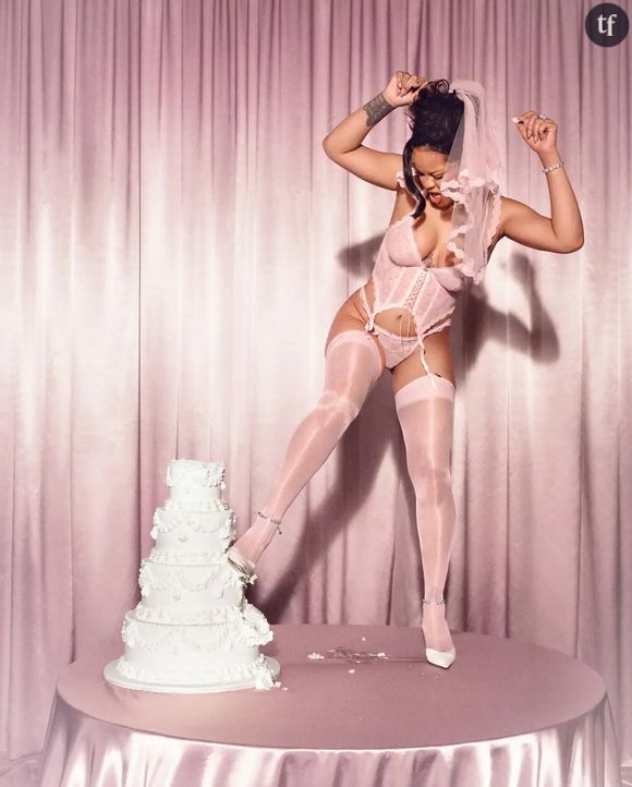Le mardi 15 avril, la marque Savage X Fenty a lancé deux nouvelles collections de lingerie nuptiale, intitulées à juste titre At First Sight et Take A Vow. Naturellement, la star a joué le rôle de vedette dans les campagnes promotionnelles qui accompagnent ces sorties. Rihanna avait tout d'une mariée parfaite dans un ensemble bustier et string, un porte-jarretelle et un voile. La chanteuse portait également un énorme diamant à son doigt. Pour couronner le tout, Savage x Fenty a légendé le post : "Voici la mariée". Il n'en fallait pas plus pour enflammer la Toile.
Dans les commentaires de la publication, un internaute écrit : "Euh, est-ce qu'il y aura bientôt une annonce ?", tandis qu'un autre demande : "Est-ce que c'est un indice ????". "Vous essayez de nous dire quelque chose ?", "C'est un signe, c'est sûr", peut-on encore lire.