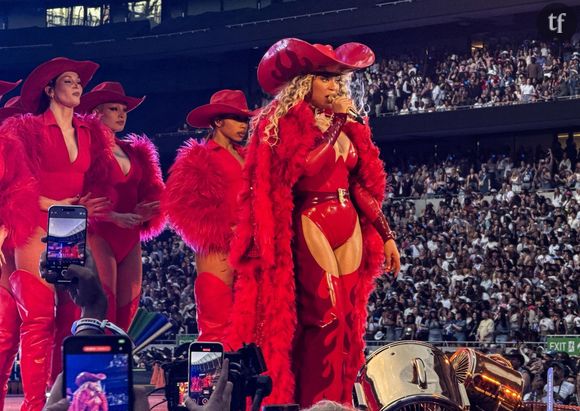 La star avait déjà revêtu le jean de la marque emblématique dans une campagne parue sur Instagram le 14 avril. Mais en commentaire des nouvelles images de la campagnes, un nom revient souvent : Sydney Sweeney.