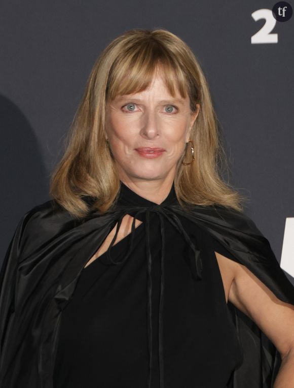 Karin Viard développe ses réminiscences auprès de Pierre Lescure. Elle raconte que ses tout premiers essais pour des rôles d'importance ont pris la forme d'auditions très sexualisés. Elle devait se déshabiller, se mettre à nu, littéralement, dévoiler son corps à un public principalement masculin. Ecoutons donc : "On m'a demandée de me déshabiller. J'étais toute nue et je devais mimer des scènes très peep show. Ca c'est clairement le lot commun de toutes les actrices françaises des années 90 !".