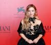 Sur TikTok, de nombreux comptes retracent l'évolution d'acteurs et d'actrices, en dévoilant des images de leur premier rôle au cinéma au plus récent. Sydney Sweeney, considérée comme l'une des plus belles femmes du monde, a elle aussi eu droit à sa vidéo avant/après. Bien sûr, on peut voir que la star a grandi et changé de style au fil des années, en affirmant son amour pour les sixties et l'esthétique Swinging London. Mais pour ses fans, l'actrice n'a pas changé et a gardé son charme naturel. "Elle est toujours aussi mignonne", "Cette femme est irrésistible", "Une beauté totale", écrivent-ils.