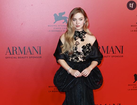 Sur TikTok, de nombreux comptes retracent l'évolution d'acteurs et d'actrices, en dévoilant des images de leur premier rôle au cinéma au plus récent. Sydney Sweeney, considérée comme l'une des plus belles femmes du monde, a elle aussi eu droit à sa vidéo avant/après. Bien sûr, on peut voir que la star a grandi et changé de style au fil des années, en affirmant son amour pour les sixties et l'esthétique Swinging London. Mais pour ses fans, l'actrice n'a pas changé et a gardé son charme naturel. "Elle est toujours aussi mignonne", "Cette femme est irrésistible", "Une beauté totale", écrivent-ils.