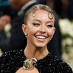 "Interdit aux moins de 18 ans" : Sydney Sweeney lance un savon créé avec de l'eau de son bain
