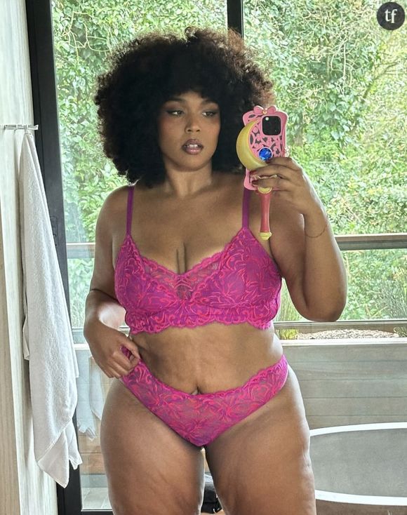 La chanteuse document régulièrement sa perte de poids sur les réseaux sociaux. Et les effets se sont encore observés lorsque Lizzo a posté un selfie d'elle dans un ensemble de lingerie rose en dentelle (de sa marque Yitti) sur Instagram ce 18 avril. Sa publication a très vite fait le buzz, récoltant plus de 320 likes. Et les fans ont inondé la section des commentaires pour faire l'éloge de sa nouvelle silhouette. "Elle est l'exemple même d'un corps naturel et beau, et elle s'améliore", "J'aime son corps naturel et sans filtre, un vrai corps de femme", "Incroyable !" ou "Tu es super sexy", peut-on lire.
