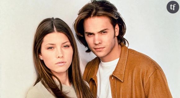 Dans le pilote de la série, Mary Camden, interprétée par Jessica Biel, demande à son frère Matt, interprété par Barry Watson, de lui apprendre à embrasser. Un moment qui est interrompu par le père, joué par Stephen Collins. Mais il semblerait qu'une autre version ait été filmée en coulisses. 

Au cours de la conversation, les co-animateurs se sont demandé si le baiser avait réellement eu lieu ou non. "On en parlait", a déclaré Beverley Mitchell, selon Us Weekly. "On pensait [qu'il y avait eu un baiser], mais on sait qu'il n'a jamais été diffusé. Je ne me souvenais plus si vous aviez vraiment dû le filmer. "

Jessica Biel a alors répondu : "Je pense que nous l'avons tourné. Je pense qu'à l'époque, tout le monde était d'avis que ça n'allait pas marcher. Tout le monde semblait penser que ce n'était pas la meilleure chose à faire pour ces frères et sœurs dans cette émission".