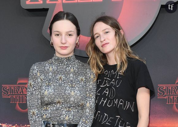 Plus de 15 ans après sa sortie en salles, LOL aura droit à une suite. Enfin. Le film culte de Lisa Azuelos est familier à toute une génération. La jeunesse des années 2000 s'est volontiers retrouvée dans le portrait croquignolesque de Lola (Christa Theret), ses textos, son chatting sur MSN, ses prises de bec avec les mecs (aux looks BB Brunes) et avec sa mère - l'éternelle Sophie Marceau, contemplant avec nostalgie son rôle de Vick dans La Boum.