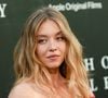 Sydney Sweeney a révélé la cow-girl qui sommeille en elle dans une nouvelle campagne de mode époustouflante. La star d'Euphoria, âgée de 27 ans, s'est dévoilée en maillot de bain au décolleté plongeant dans une vidéo publiée le mardi 17 juin pour la collection country de la marque de chaussures Hey Dude.
Sydney Sweeney éblouit les internautes
Dans la campagne pour la marque, Sydney Sweeney porte un maillot une pièce marron un laçage sur le devant et un chapeau de cow-boy. Sur le compte Instagram de Hey Dude, on peut apercevoir d'autres photos de l'actrice, notamment en compagnie d'un cheval, dans un look à l'esthétique western. Comme à son habitude, la star a ébloui ses fans avec sa plastique de rêve. "La femme la plus sexy du monde", "Elle est incroyablement belle", "Magnifique", "C'est la plus belle", peut-on lire dans les commentaires.