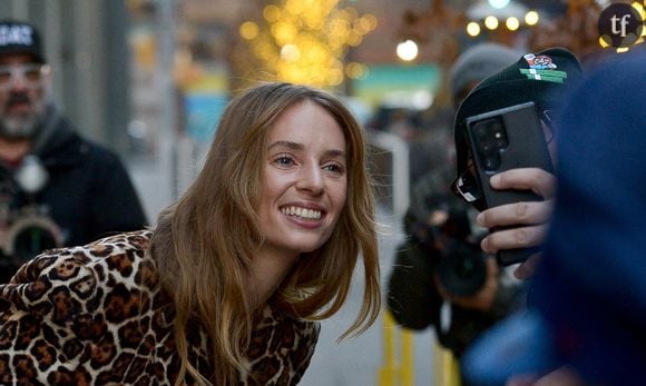 “Elle savait pas quoi porter ?”, “Qu’on vire sa styliste” : Maya Hawke (Stranger Things) ose la naked dress… Et se prend une raclée par Internet
