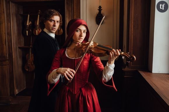 Là, Vivaldi justement n’a rien de grandiloquent : asocial, regardant à peine ses élèves, vulnérable physiquement, il s’avère, cerise sur le gâteau, banalement lâche. Hors de son piédestal, il fait office de rôle secondaire face à Cecilia, notre protagoniste : un talent pur dont les ambitions sont étouffées par la société patriarcale - on la condamne à un mariage forcé. Mais dont l'environnement musical encourage la quête d’émancipation, fantasmée, aussi inatteignable que la noblesse qui l’écoute.