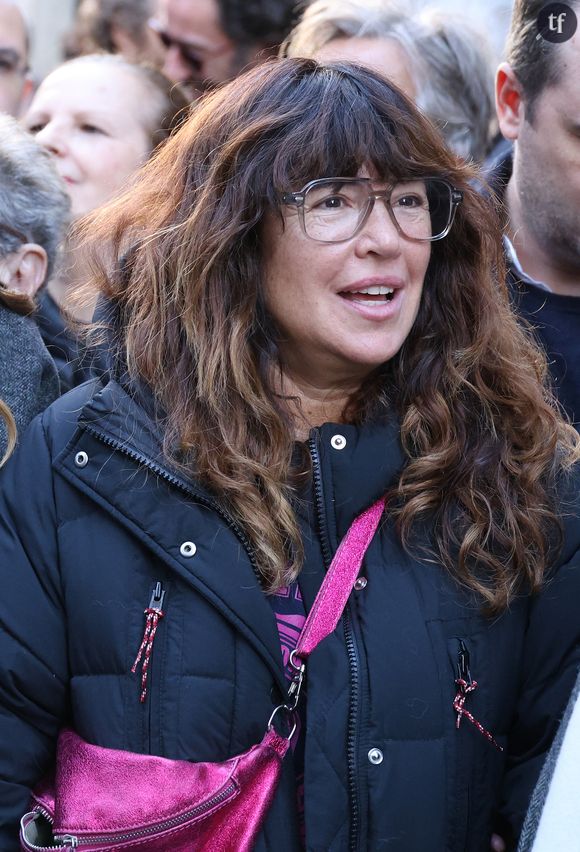 "C'est une lingerie humaine, attentive, inclusive. Quand je la porte, je ressens tout le travail des femmes qui l’ont pensée, dessinée, cousue, imaginée. Des femmes qui savent ce que c’est d’avoir douté, d’avoir voulu disparaître, et d’avoir choisi de s’aimer quand même.
Alors oui, c’est presque un choix politique. Choisir une lingerie inclusive pour de vrai, qui respecte, qui célèbre, qui comprend. Choisir de ne plus se cacher. Choisir d’habiter son corps, tel qu’il est", se réjouit Elsa Wolinski dans sa tribune féministe.