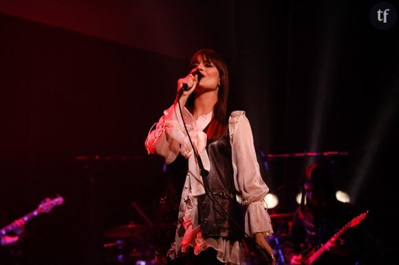 Là, ce qu’aborde Clara Luciani, c’est un certain climat qui nous ramène dix ans plus tôt, aux prémices de ce qui allait devenir son gros succès pop et fédérateur. “Autour de la sortie de La grenade, il y avait l’émergence de MeToo, des t-shirts We should all be feminists. Mais dans les faits, se tenir la main entre femmes restait compliqué. On n’était pas encouragées à le faire”, témoigne-t-elle avec minutie.