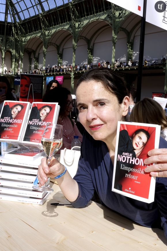 A 58 ans, la romancière célébrée Amelie Nothomb a même quitté des épousailles en mode Just Married (ou presque). C'est dire à quel point elle ne veut pas se lier ainsi. "Je suis partie, je me suis enfuie quelques jours avant le mariage, ce jeune était trop parfait pour moi, je l'ai quittée… je ne sais pas très bien pourquoi…", énonçait-elle à ce titre dans un tout récent podcast.