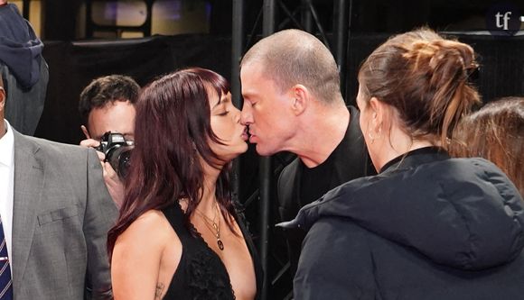 "Elle ressemble à une enfant", "Dégoûtant" : cet acteur de 45 ans embrasse sa petite-amie de 20 ans de moins, les internautes sont gênés