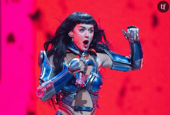 Katy Perry n'a de cesse de collecter les controverses. Idylle très caliente en compagnie de Justin Trudeau, vol dans l'espace en compagnie d'amies milliardaires, prises de position polémiques, clips scandaleux... Et là encore, elle nous prend de court sur scène avec cette performance qui a fait beaucoup réagir ses haters.