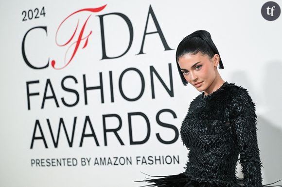 Il y a d’abord ceux qui critiquent le fait qu’elle fasse la fête plutôt que d’être avec ses enfants : “Elle n’a pas deux enfants ?” ou encore “Je me sens coupable de laisser mes enfants de 18 et 13 ans pour déjeuner avec mes amies et ces mères célèbres se baladent à droite, à gauche”.