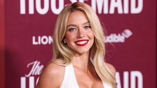 Sydney Sweeney pose complètement nue sur cette Une qui l'immortalise en nouvelle Marilyn Monroe