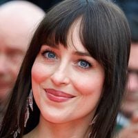 “Depuis 50 Shades of Grey, elle est devenue belle” : Dakota Johnson méconnaissable, les internautes s’interrogent, chirurgie ou glow-up naturel ?