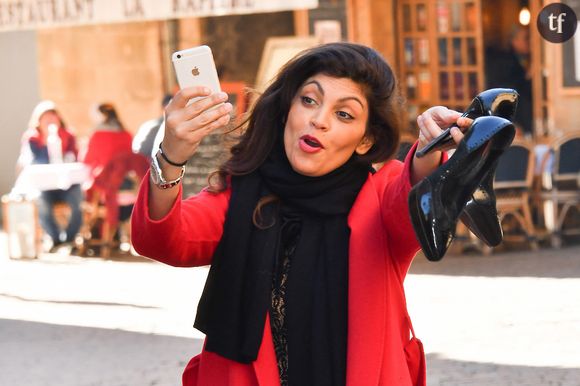 Celui-ci a été blessé après un «coup de pied dans le thorax», qui l'aurait expédié à plusieurs mètres au sol, sous le regard effaré de son père, et d'un ami, assistant à la scène. L'enfant, aux côtés de ses frères, aurait caressé le petit chien de la comédienne, reposant dans son sac à main. L'humoriste aurait cru à une tentative de vol de sa part. Ce sont ces arguments qui auraient été énoncés au commissariat.