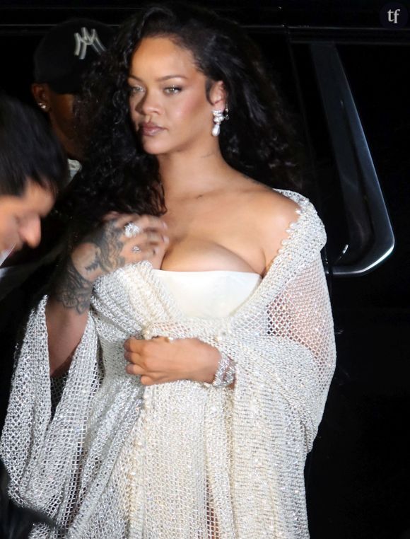 Riri dans la ville de l'amour, quoi de plus logique ? Oui mais voilà, les réactions engendrées par cette (forcément) iconique apparition ressemblent plus, au mieux, à de la perplexité, au pire, à une légère véhémence. La raison ? C'est bête, mais simple : son look.