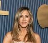 "Quel corps !", "Une reine !" : à 56 ans, Jennifer Aniston dévoile ses abdos en béton et casse Internet pour Smartwater