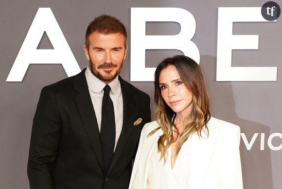 Les Spice Girls de nouveau réunies

Victoria Beckham a pu compter sur le soutien de ses amies, qui s’étaient réunies pour célébrer la première de son documentaire éponyme à Londres. Mel C, "Sporty Spice" est arrivée dans un costume satiné noir, avec son compagnon Chris Dingwall, tandis qu’Emma Bunton, "Baby Spice", a fait sensation dans un costume vert et au bras de son fils, Beau Lee Jones. Geri Halliwell, "Ginger Spice" est apparue dans un ensemble chic couleur crème aux côtés de son mari, Christian Horner, et de sa belle-fille de 12 ans, Olivia Horner. La cinquième membre du girls band, Mel B, était absente, mais elle aurait néanmoins envoyé des fleurs à Victoria Beckham pour lui souhaiter bonne chance avant la soirée, d’après le Daily Mail.