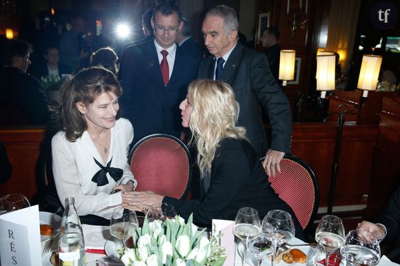 « Et Fanny est arrivée sur le plateau, elle avait ras le bol. Moi, je n’osais pas dire, ‘arrête de me gifler’. Et elle est arrivée et elle lui a dit, ‘arrêtez de la gifler ou je vous gifle’. Et donc le type nous a regardées et puis il m’a giflée à nouveau. Elle est arrivée, elle l’a giflé ».